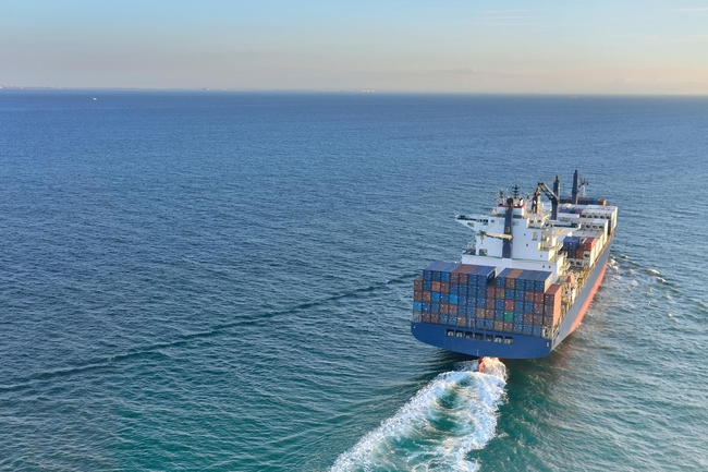 Containerschiff fährt über den Ozean 