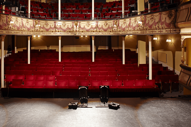 Leeres Theater mit roten Theatersesseln