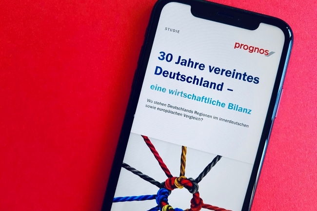 Auf einem iPhone vor rotem Hintergrund ist die Prognos-Studie 30 Jahre vereintes Deutschland geöffnet