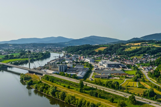 Ein Drohnenfoto zeigt den Landkreis Deggendorf in Bayern von oben. 