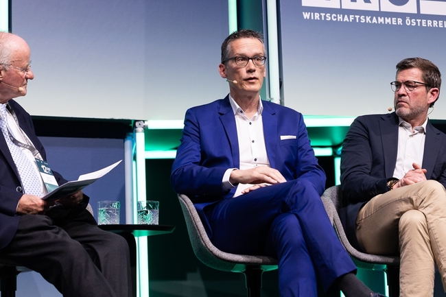 Michael Böhmer auf in einer Paneldiskussion auf dem Podium 