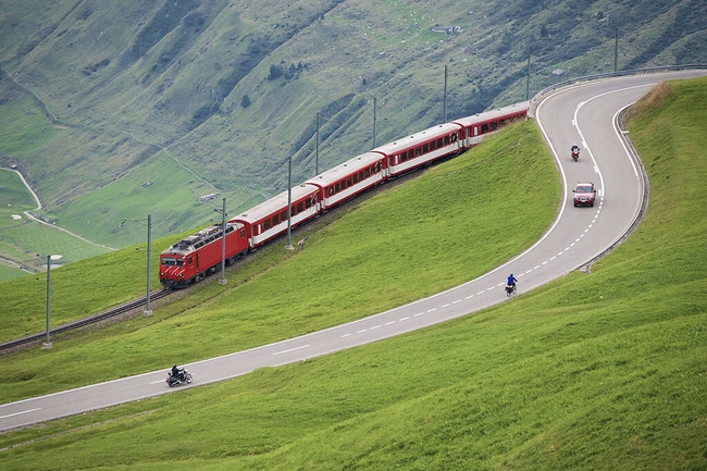 Zug der Matterhorn Gotthard Bahn bei Andermatt