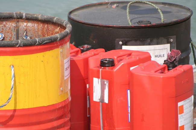 Gefährliche Abfälle in Tonnen und Kanistern