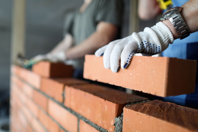 Maurer, die eine Wand bauen
