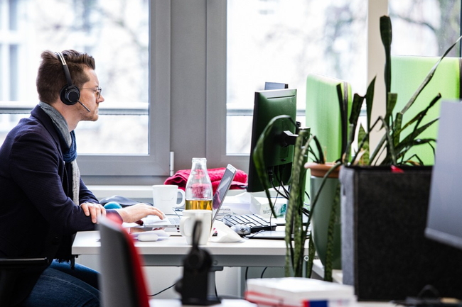 Person arbeitet konzentriert im Büro