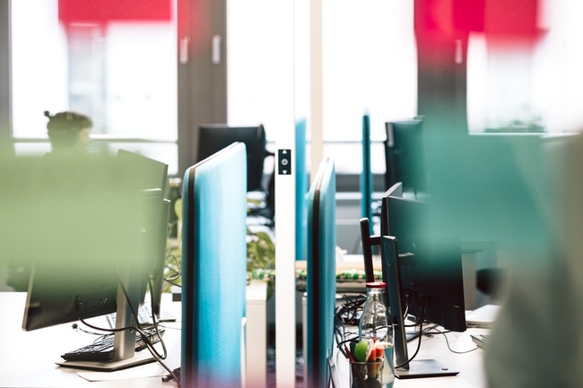 Büro mit Computern, Klebezettel an einer Glaswand