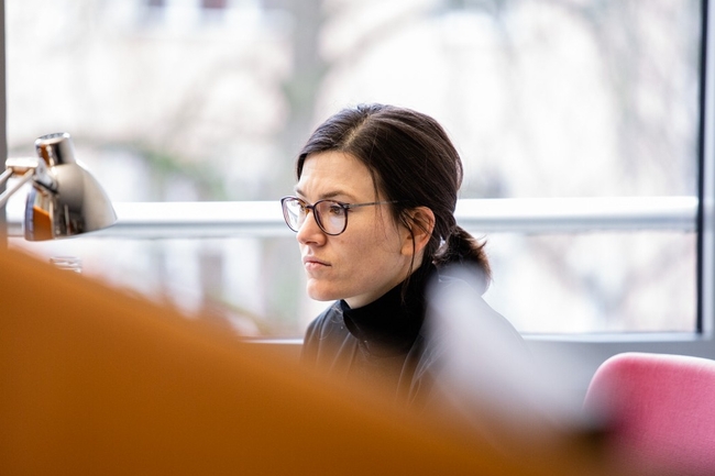 Person arbeitet konzentriert am Computer
