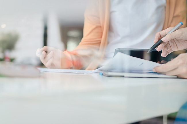 Zwei Personen besprechen ein Dokument