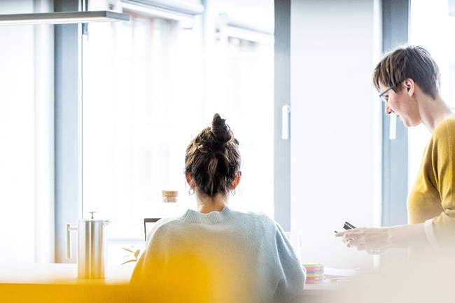 Zwei Personen arbeiten konzentriert zusammen