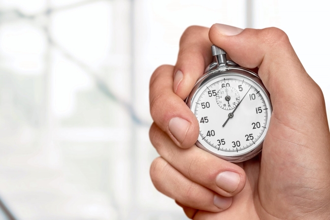 Stoppuhr in der Hand einer Person