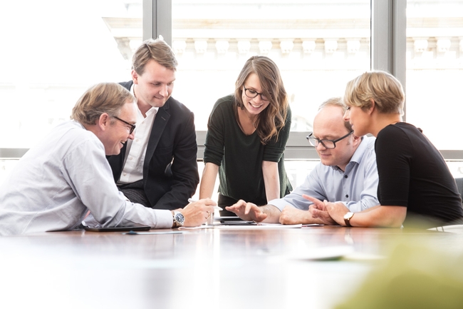 Menschen arbeiten zusammen an einem Konferenztisch