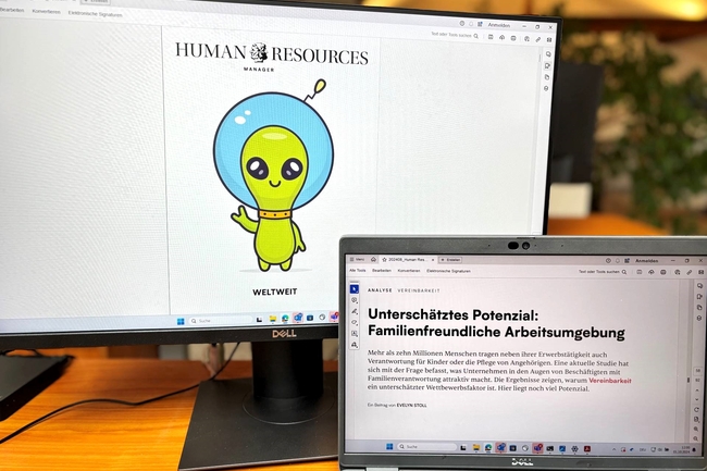 Foto von Desktop, auf dem Titelseite und Artikel im Human Resources Manager geöffnet ist