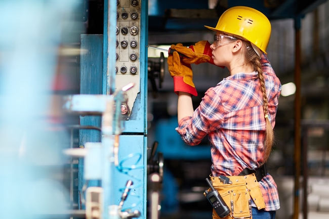 Junge Handwerkerin bei der Arbeit