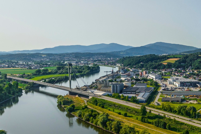 Ein Drohnenfoto zeigt den Landkreis Deggendorf in Bayern von oben. 