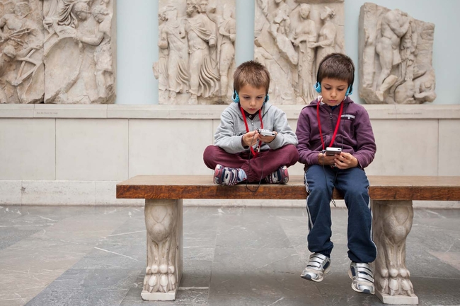 Zwei Kinder mit Audioguide im Museum 