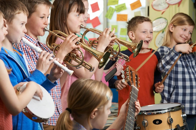 Kinder musizieren mit verschiedenen Instrumenten