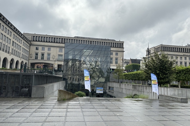 Der Eingang zur European Cluster Conference mit Aufstellern und Gebäuden im Hintergrund