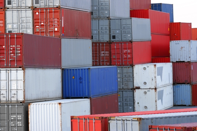 Rote, blaue und weiße Container an einem Verladeplatz