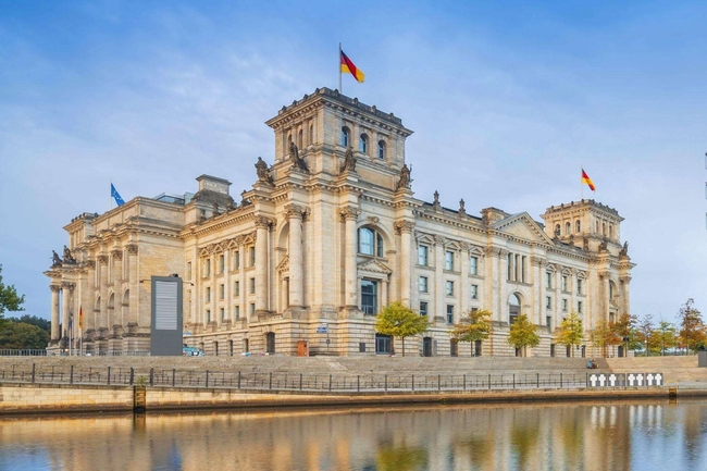 Bundestagsgebäude von hinten mit Fluss im Vordergrund