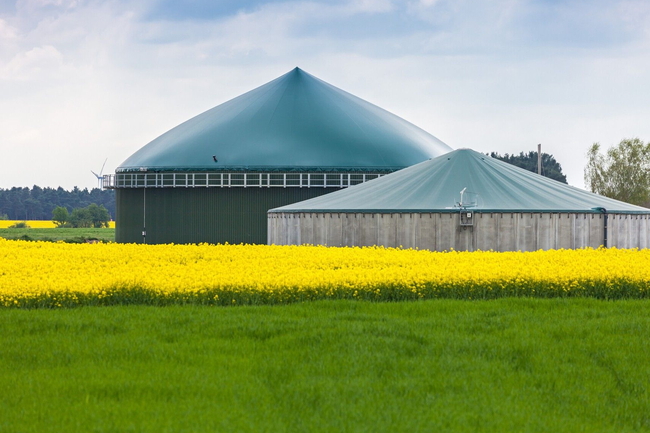 Biogasanlage auf einem Feld