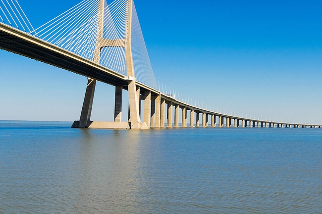 Brücke die über einen Fluss führt