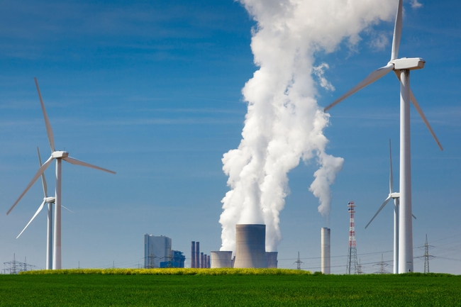 Windkraftanlage und Kernkraftwerk
