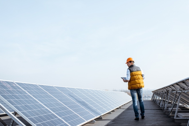 Installateur prüft eine PV-Anlage