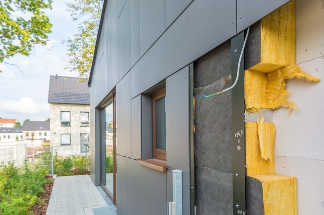 Ein Haus an dem Dämmung angebracht wird