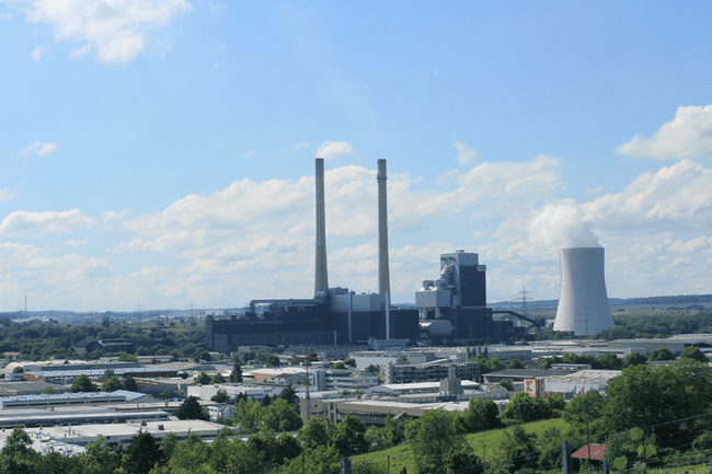 Kraftwerk in Heilbronn mit blauem Himmel