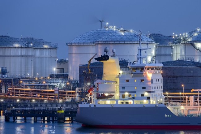 LNG-Terminals in der Dämmerung