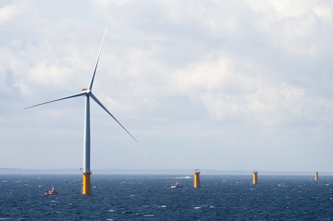 Offshore-Windräder vor bewölktem Himmel