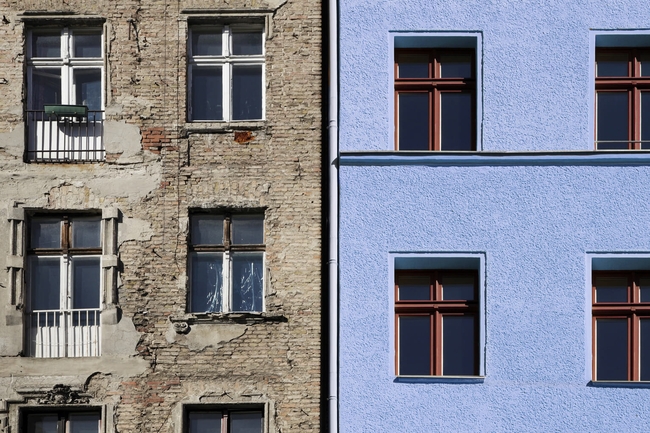 Alte und neue Hausfassaden im Kontrast
