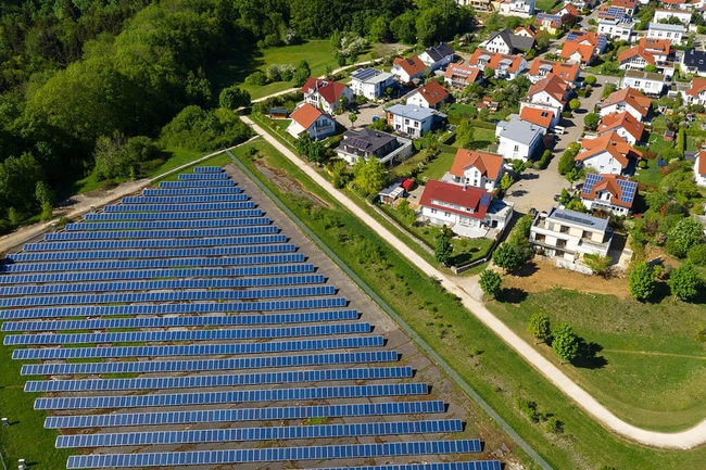 Kleinstadt mit einer Solaranlage