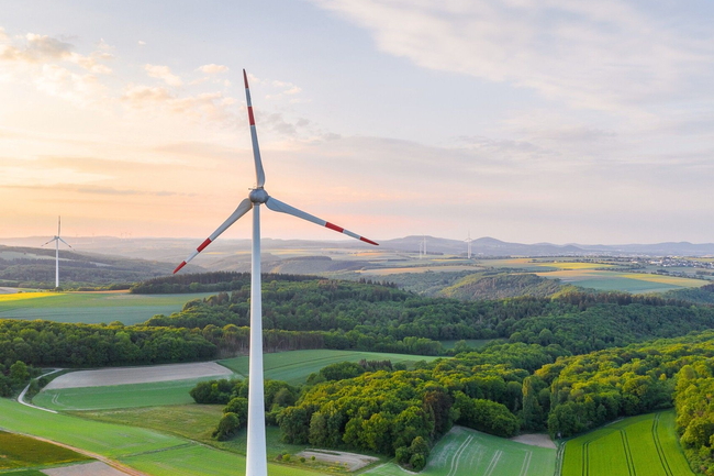 Windrad im Dunst auf einem Feld