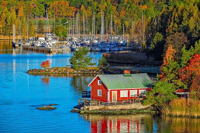 Rotes Haus am felsigen Ufer der Insel Ruissalo, Finnland