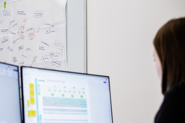 Person arbeitet konzentriert am Computer