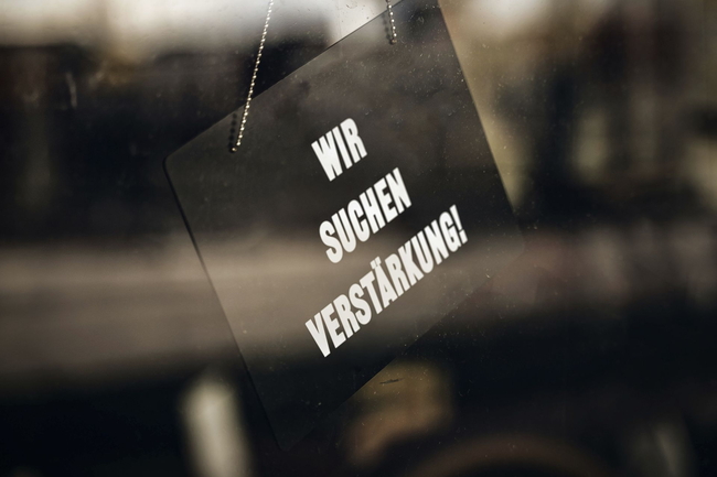 Schild "Wir suchen Verstärkung"