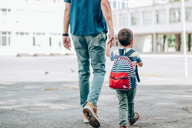 Vater und Sohn gehen zur Kita