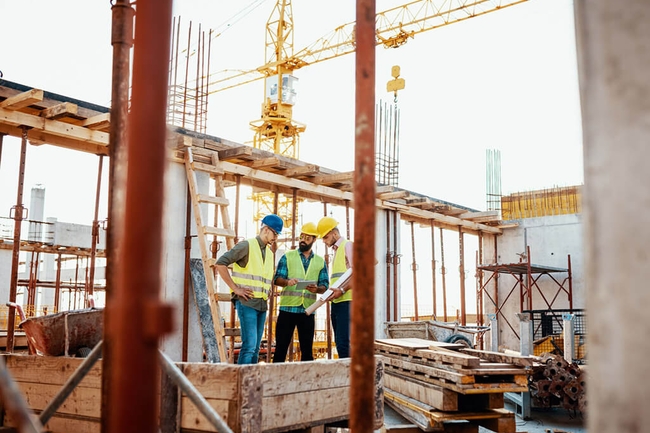 Ingenieur erklärt die Probleme bei Bauarbeiten: Teamwork auf der Baustelle