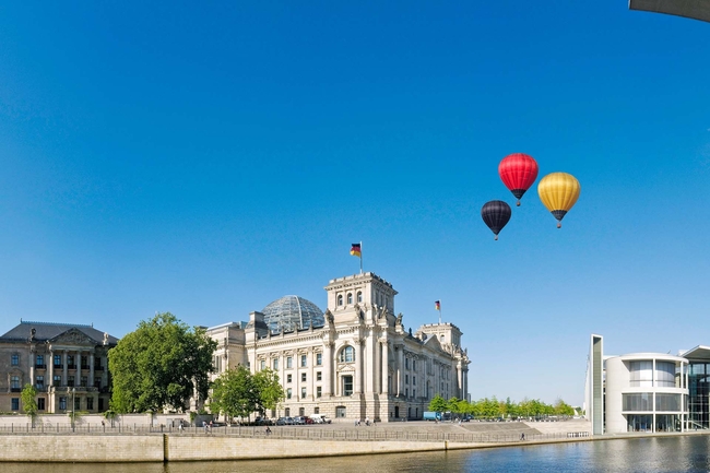Heißluftballons in schwarz, rot, gold über dem Reichstagsgebäude