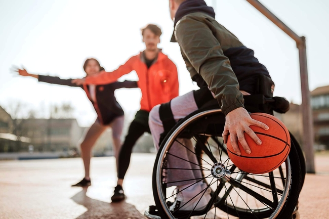 Rollstuhlfahrer beim Basketballspielen