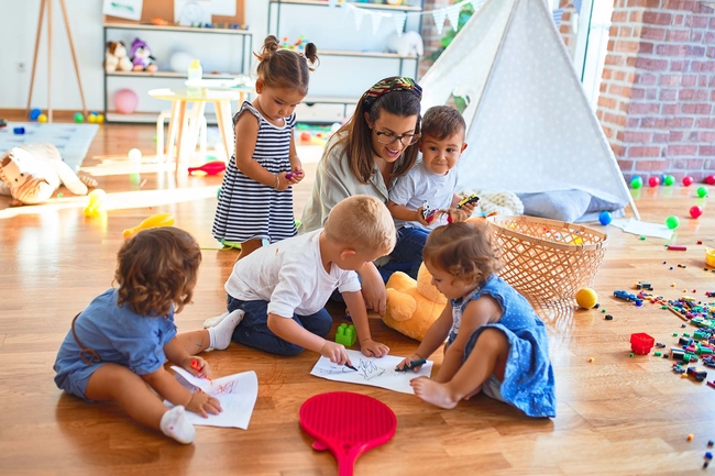 Erzieherin mit kleinen Kindern