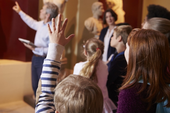 Schulklasse besucht ein Museum