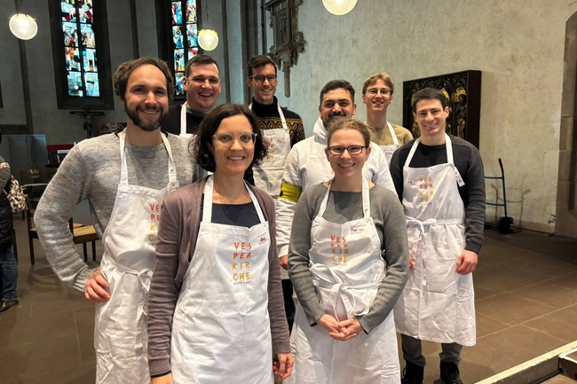 Kolleginnen und Kollegen unterstützen die Vesperkirche