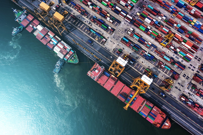 Containerschiffe werden am Hafen ent- oder beladen.