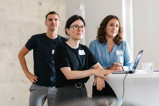 Projektmesse beim GTO 2025: Drei Mitarbeitende stellen ihr Projekt vor 