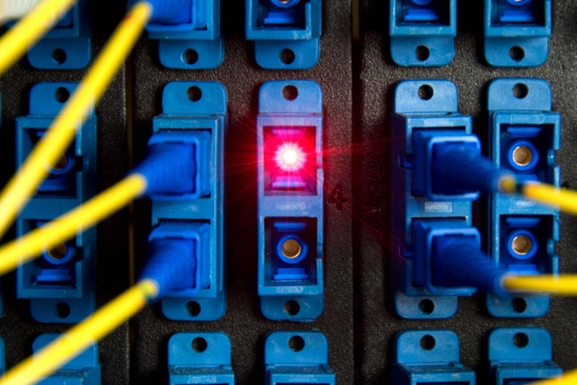 Glasfasern switch panel mit roten laser beam