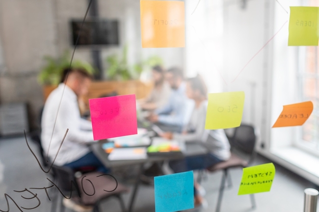 Eine Gruppe von Menschen arbeitet zusammen in einem Büro