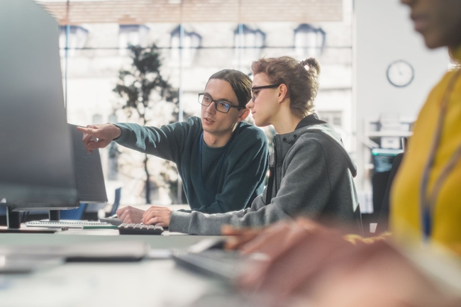 Zwei Personen arbeiten am PC