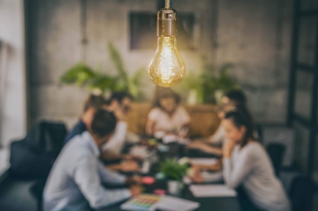 Junge Geschäftsleute bei einem Meeting im Büro